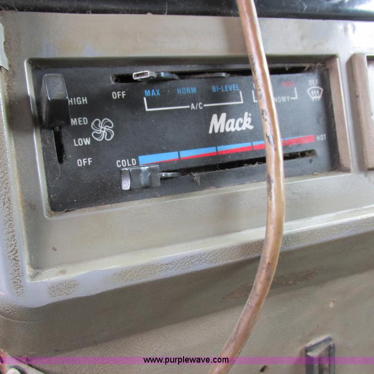 image for item H3303 1992 Mack CH613 dump truck