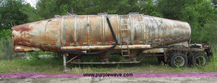 image for item H4592 1965 Fruehauf HEBF2K cement bulk trailer