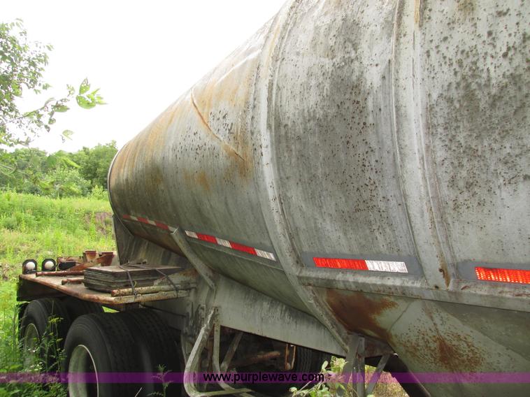 image for item H4592 1965 Fruehauf HEBF2K cement bulk trailer