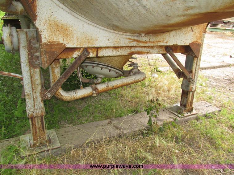 image for item H4592 1965 Fruehauf HEBF2K cement bulk trailer