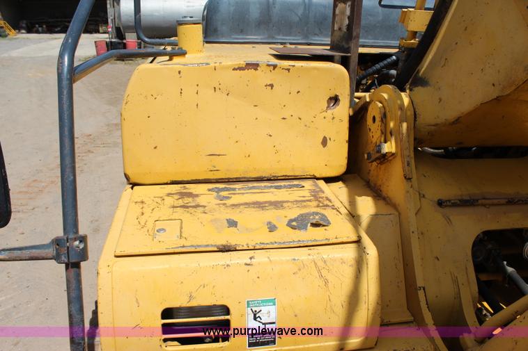 image for item I1640 2005 Komatsu PC300LC-7 excavator
