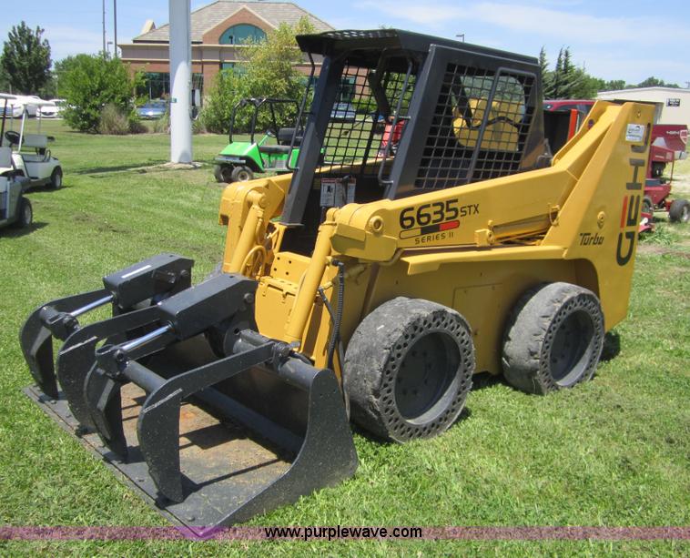 image for item I2105 2001 Gehl 6635STX Series II skid steer