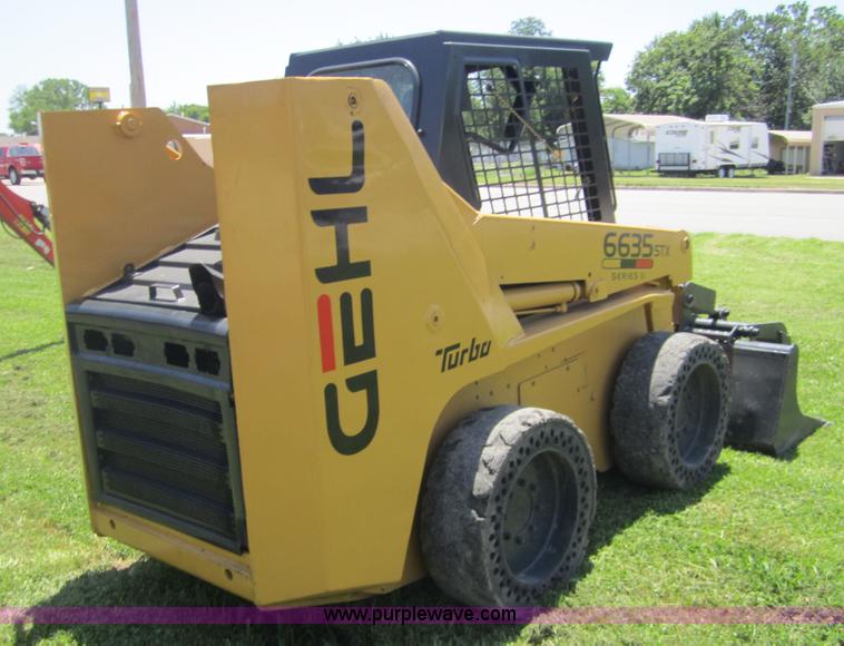 image for item I2105 2001 Gehl 6635STX Series II skid steer