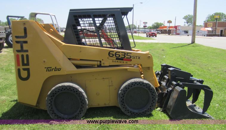 image for item I2105 2001 Gehl 6635STX Series II skid steer