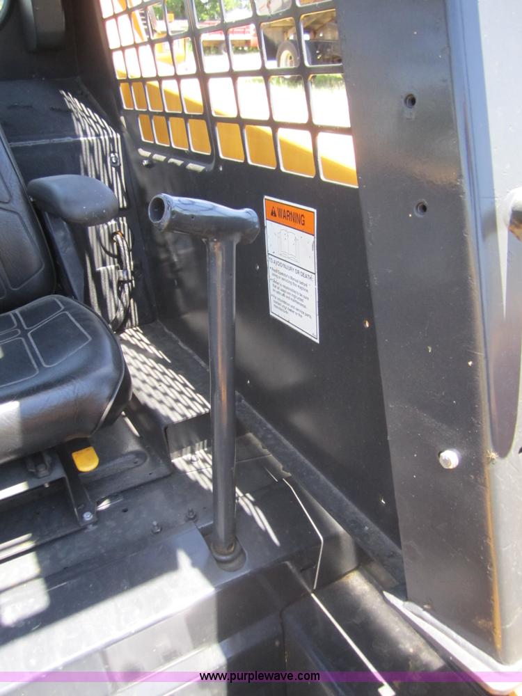 image for item I2105 2001 Gehl 6635STX Series II skid steer