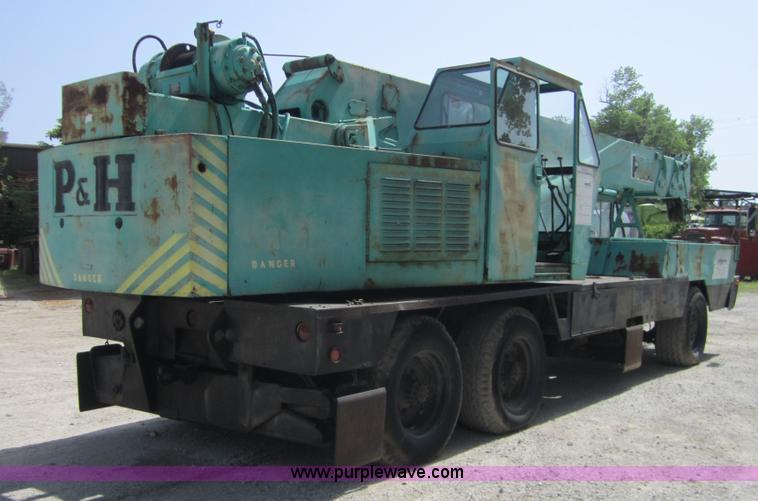 image for item I2117 P & H T150 truck crane