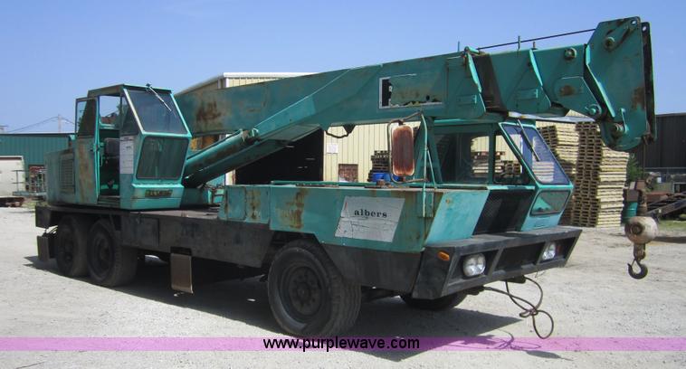 image for item I2117 P & H T150 truck crane