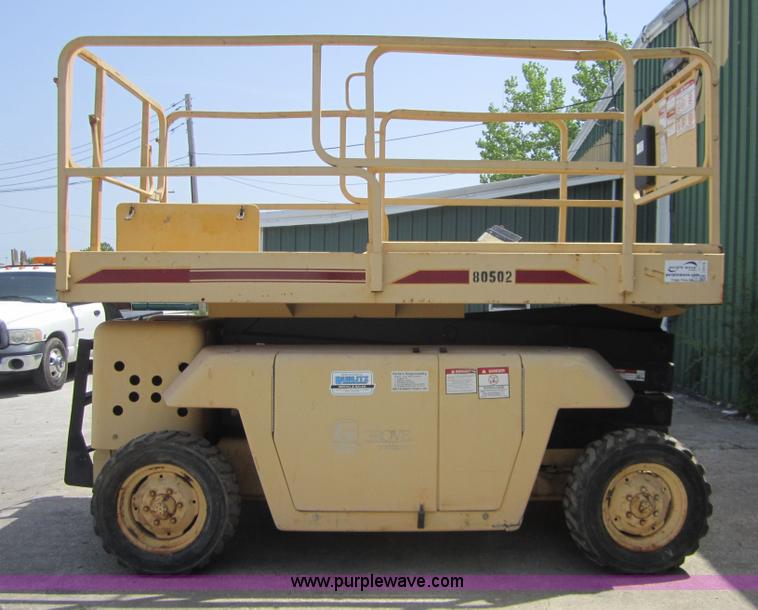 image for item I2119 1998 Grove SM3269XT scissor lift