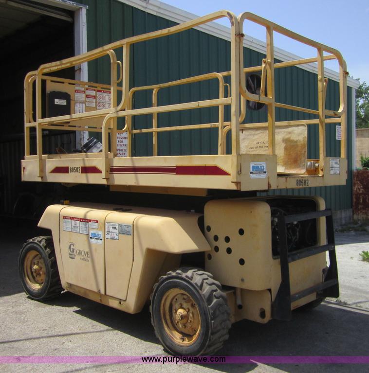 image for item I2119 1998 Grove SM3269XT scissor lift