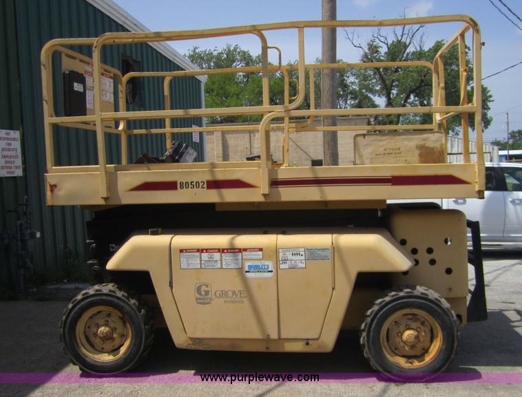 image for item I2119 1998 Grove SM3269XT scissor lift