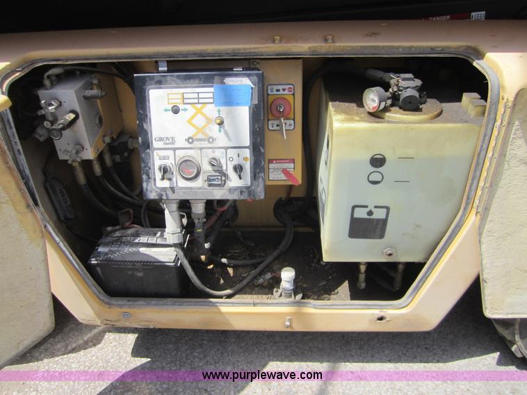 image for item I2119 1998 Grove SM3269XT scissor lift