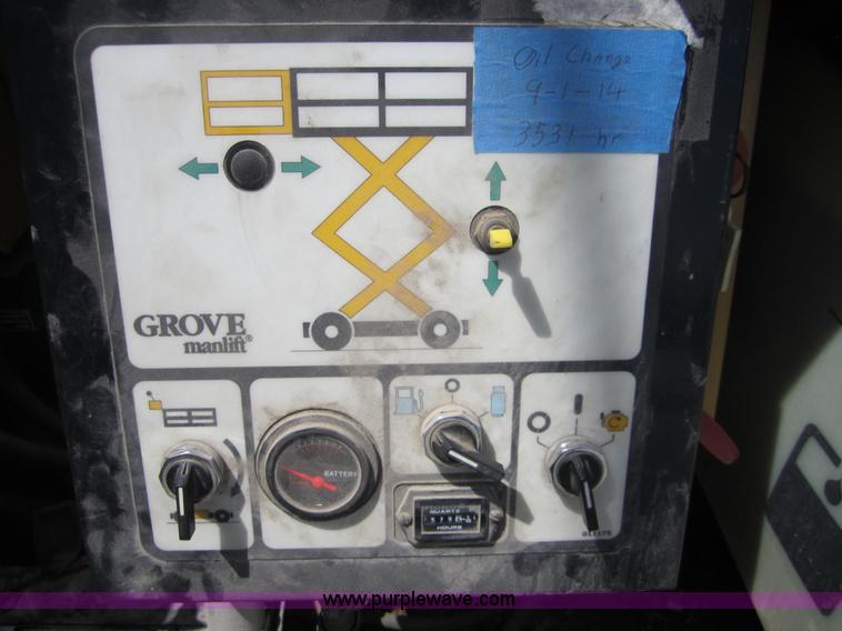 image for item I2119 1998 Grove SM3269XT scissor lift