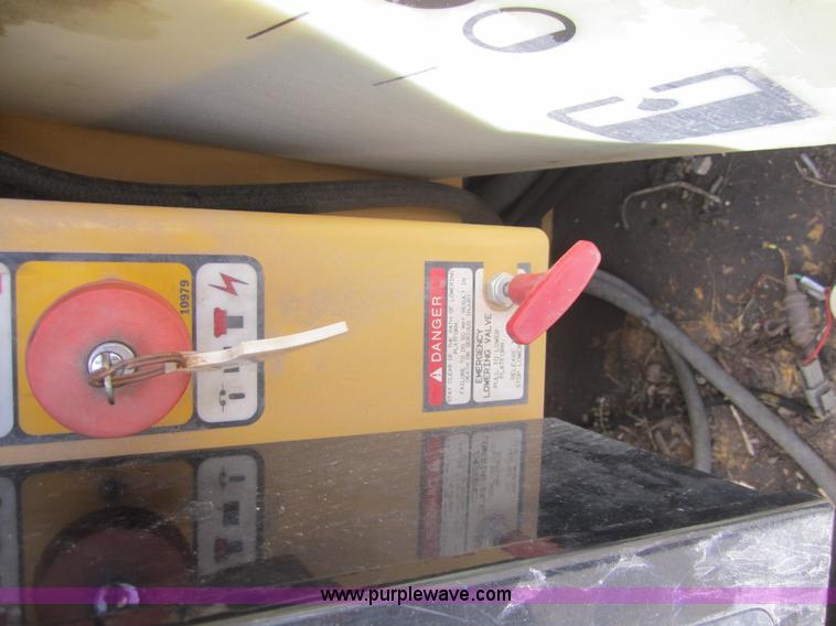 image for item I2119 1998 Grove SM3269XT scissor lift