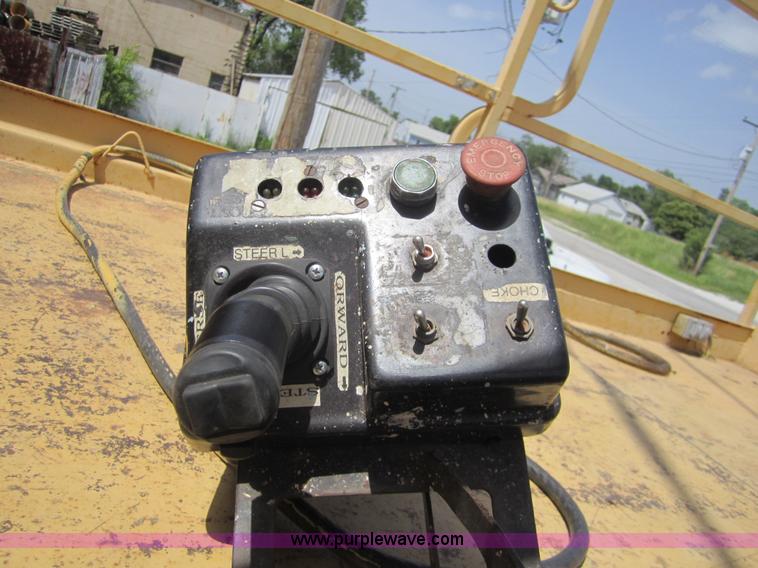 image for item I2119 1998 Grove SM3269XT scissor lift