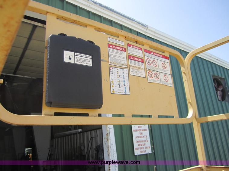 image for item I2119 1998 Grove SM3269XT scissor lift