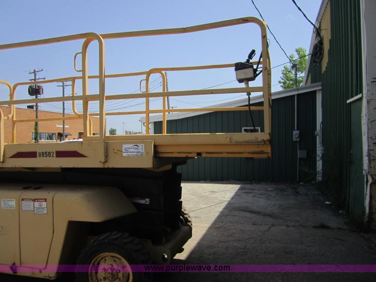 image for item I2119 1998 Grove SM3269XT scissor lift