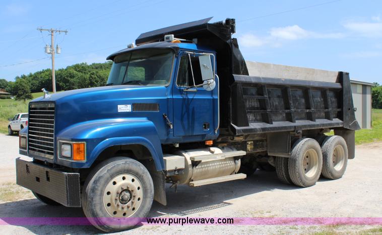 image for item J5972 2001 Mack CH613 dump truck