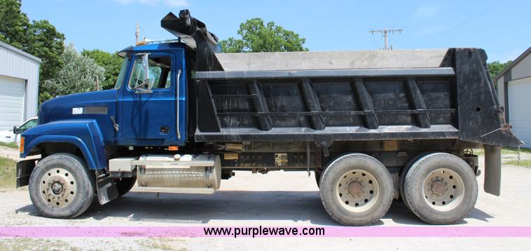 image for item J5972 2001 Mack CH613 dump truck