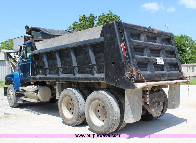 image for item J5972 2001 Mack CH613 dump truck