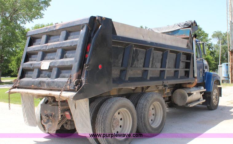 image for item J5972 2001 Mack CH613 dump truck
