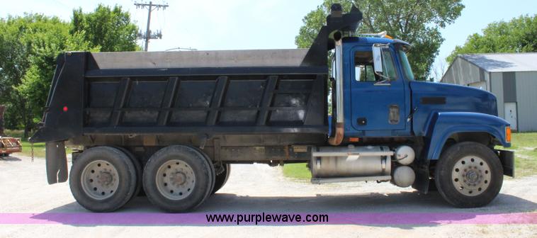 image for item J5972 2001 Mack CH613 dump truck