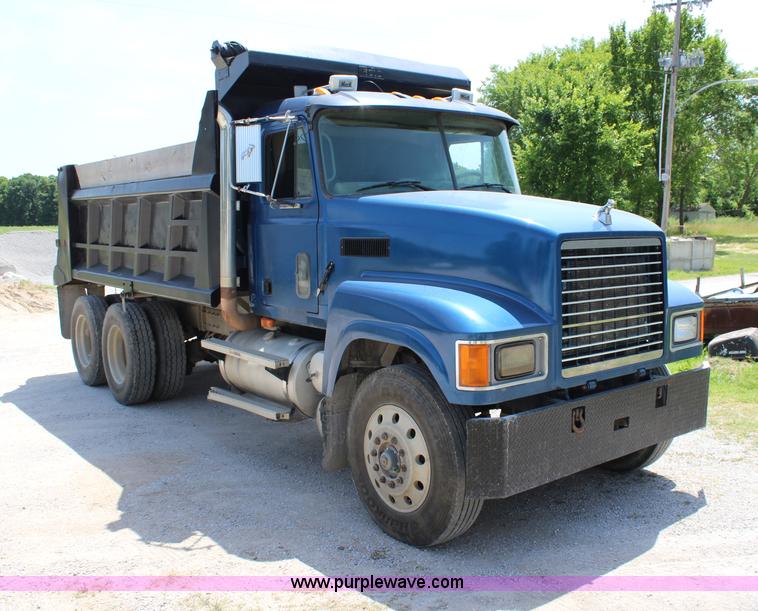 image for item J5972 2001 Mack CH613 dump truck