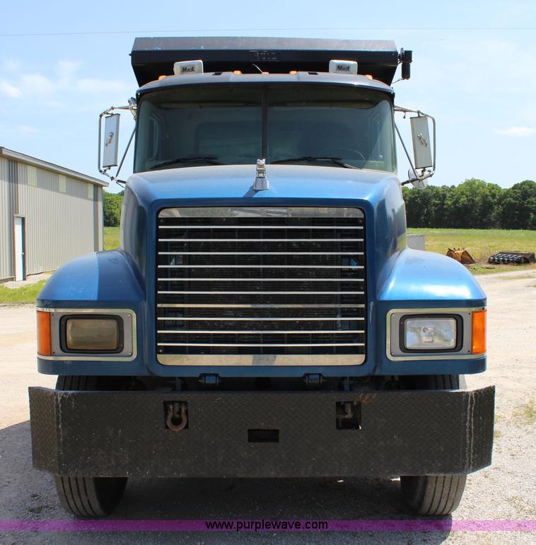 image for item J5972 2001 Mack CH613 dump truck
