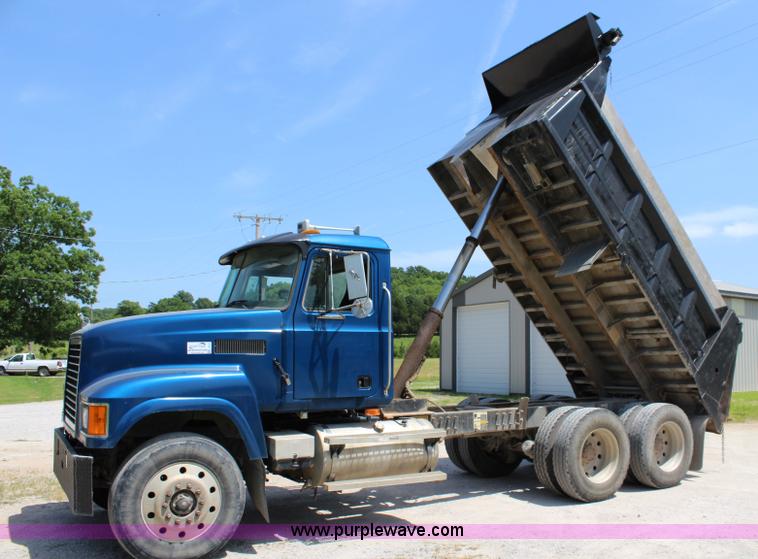 image for item J5972 2001 Mack CH613 dump truck