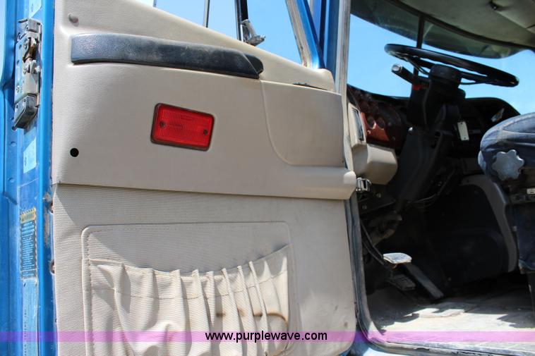 image for item J5972 2001 Mack CH613 dump truck