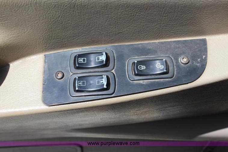 image for item J5972 2001 Mack CH613 dump truck