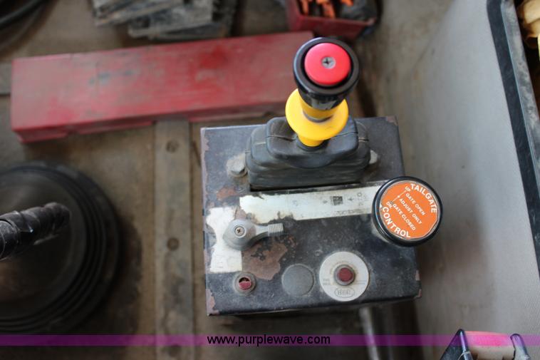 image for item J5972 2001 Mack CH613 dump truck