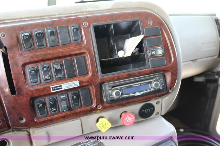 image for item J5972 2001 Mack CH613 dump truck