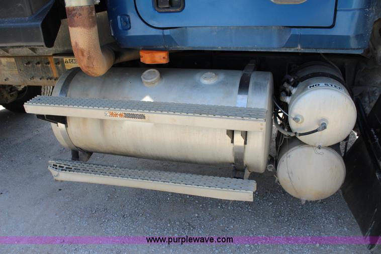 image for item J5972 2001 Mack CH613 dump truck