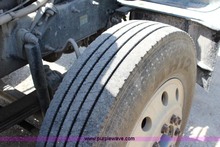 image for item J5972 2001 Mack CH613 dump truck