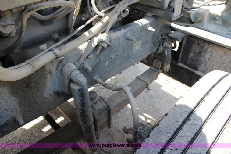 image for item J5972 2001 Mack CH613 dump truck