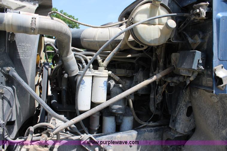 image for item J5972 2001 Mack CH613 dump truck