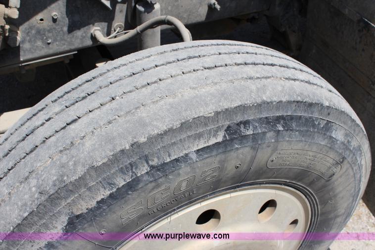 image for item J5972 2001 Mack CH613 dump truck