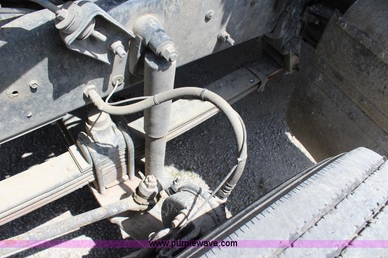 image for item J5972 2001 Mack CH613 dump truck