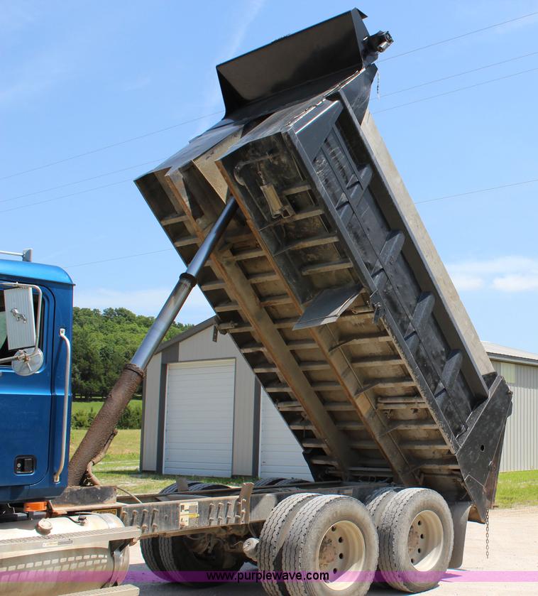 image for item J5972 2001 Mack CH613 dump truck