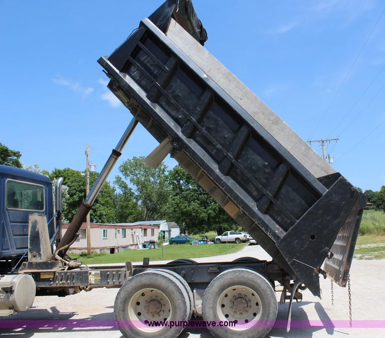 image for item J5972 2001 Mack CH613 dump truck