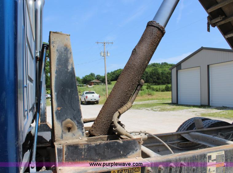 image for item J5972 2001 Mack CH613 dump truck