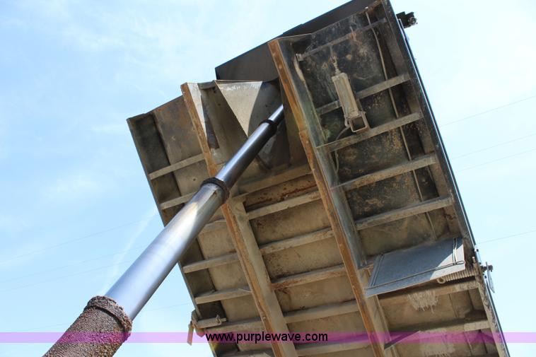 image for item J5972 2001 Mack CH613 dump truck