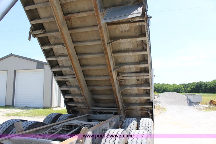 image for item J5972 2001 Mack CH613 dump truck