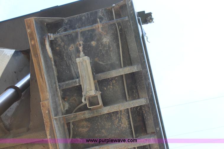 image for item J5972 2001 Mack CH613 dump truck