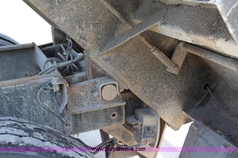 image for item J5972 2001 Mack CH613 dump truck