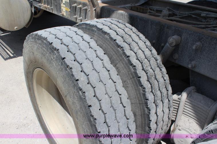 image for item J5972 2001 Mack CH613 dump truck