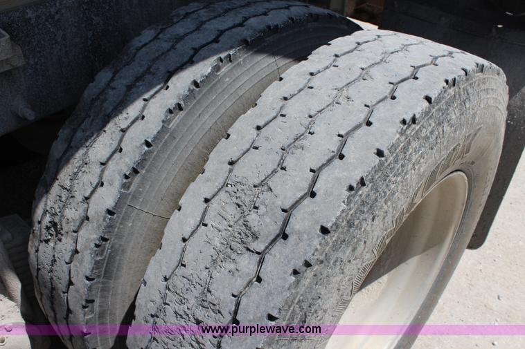 image for item J5972 2001 Mack CH613 dump truck