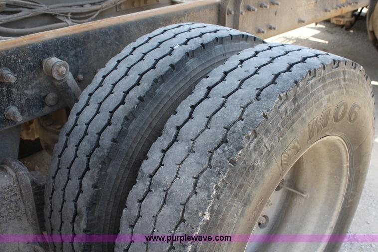 image for item J5972 2001 Mack CH613 dump truck