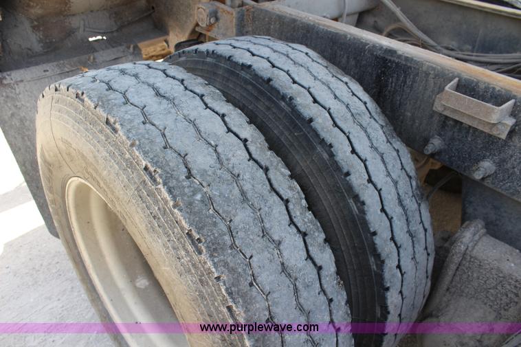 image for item J5972 2001 Mack CH613 dump truck