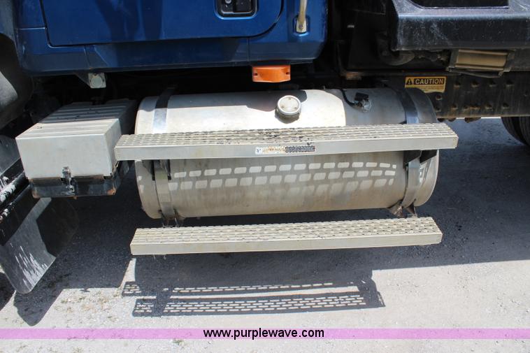 image for item J5972 2001 Mack CH613 dump truck